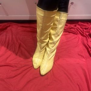 90’s yellow boots💛
